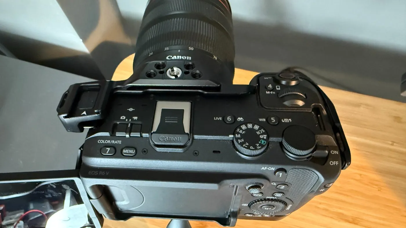 Vista superior de la Canon EOS R6 V con los botones personalizados